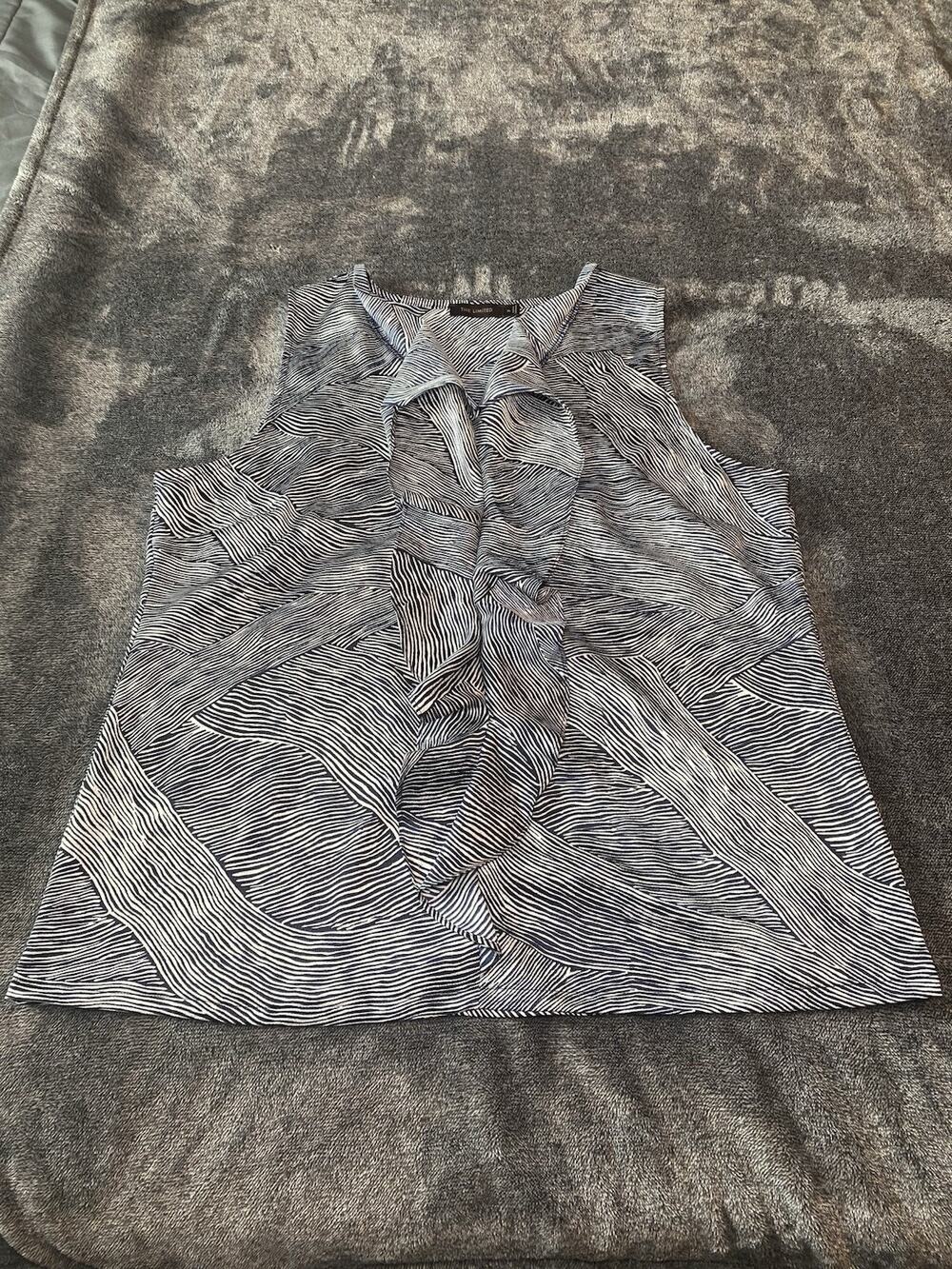 The Limited women’s L sleeveless blouse, ruffle front, gorgeous & Lightweight